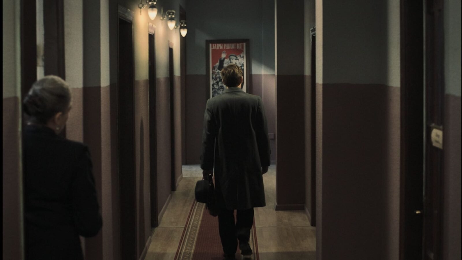 Crítica | Em 'Dois Procuradores' a paranoia stalinista cabe perfeitamente no formato 4:3