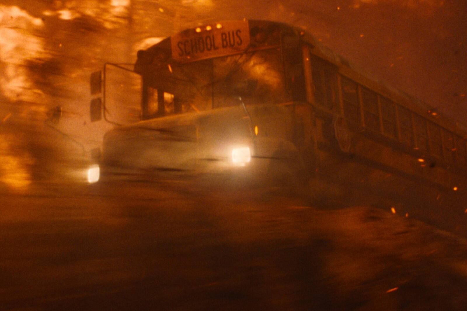 Crítica | O Ônibus Perdido: quando o heroísmo cotidiano enfrenta o espetáculo da catástrofe