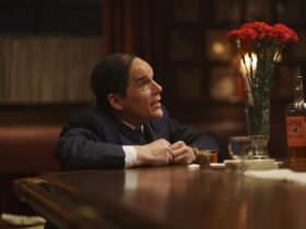 Crítica | Blue Moon e a melancolia de quem nunca sai do balcão