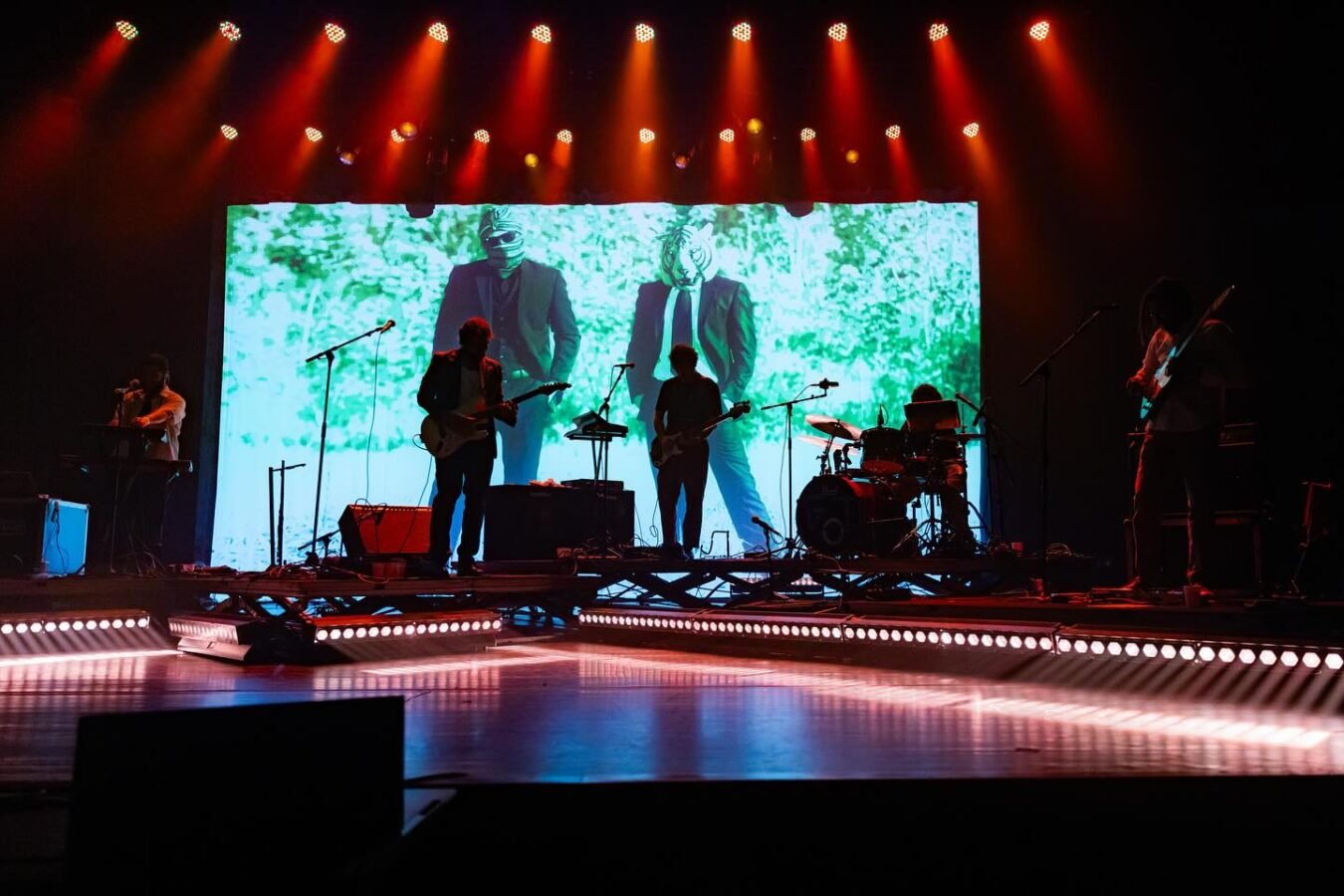 'Entrar na banda foi entender um tipo de sensibilidade', Glue Trip revisita sua discografia e fala sobre psicodelia, praia e amadurecimento