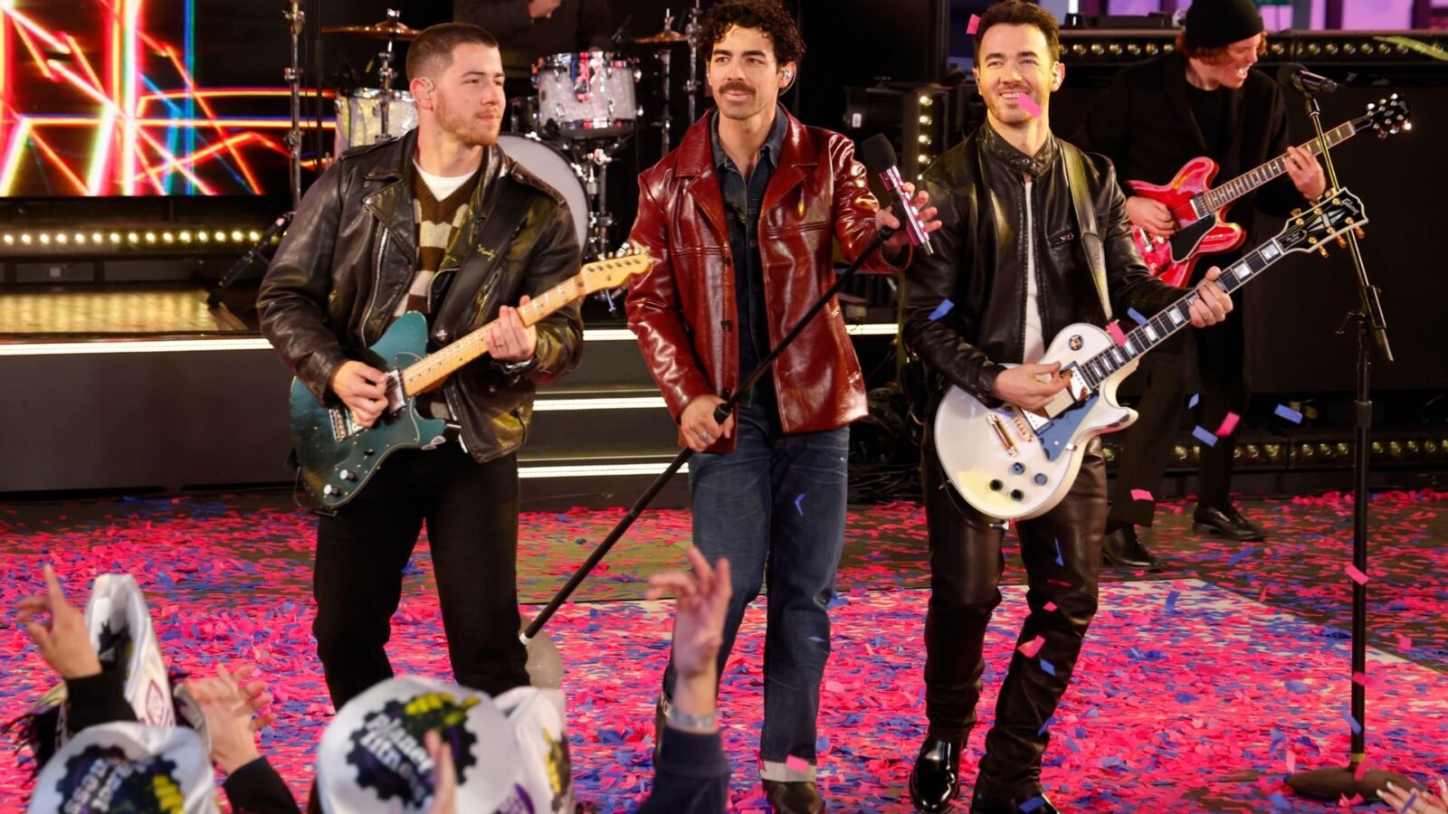 Jonas Brothers | Trio anuncia show em São Paulo com a turnê 'Greetings from Your Hometown'