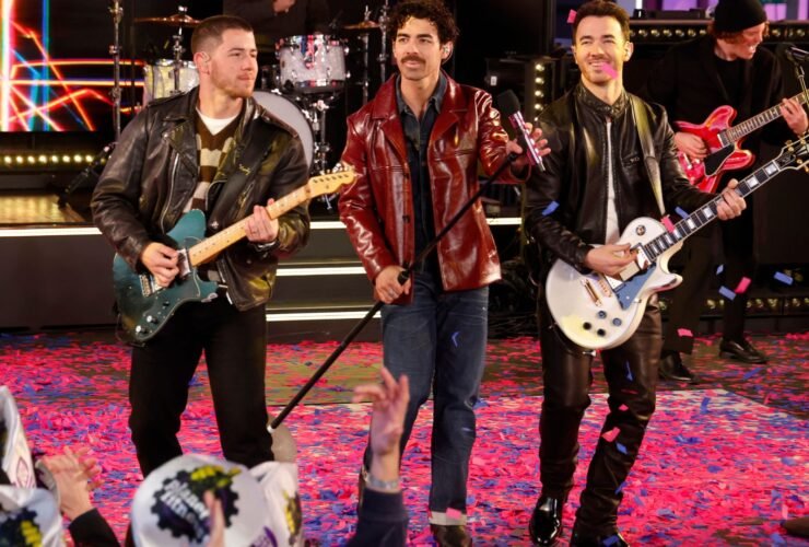 Jonas Brothers | Trio anuncia show em São Paulo com a turnê 'Greetings from Your Hometown'
