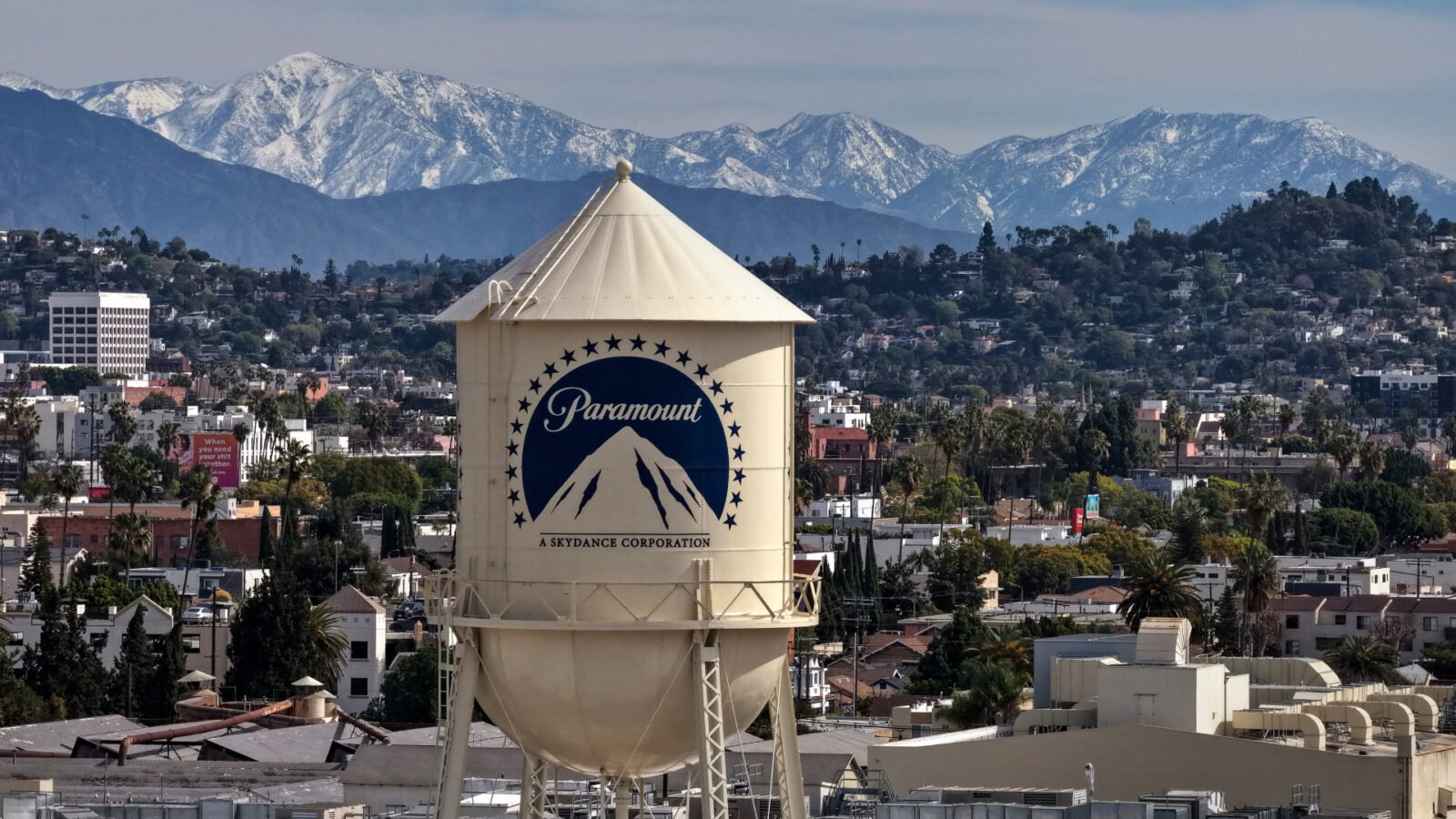 Paramount vence disputa e assina acordo de compra Warner por US$ 110 bi