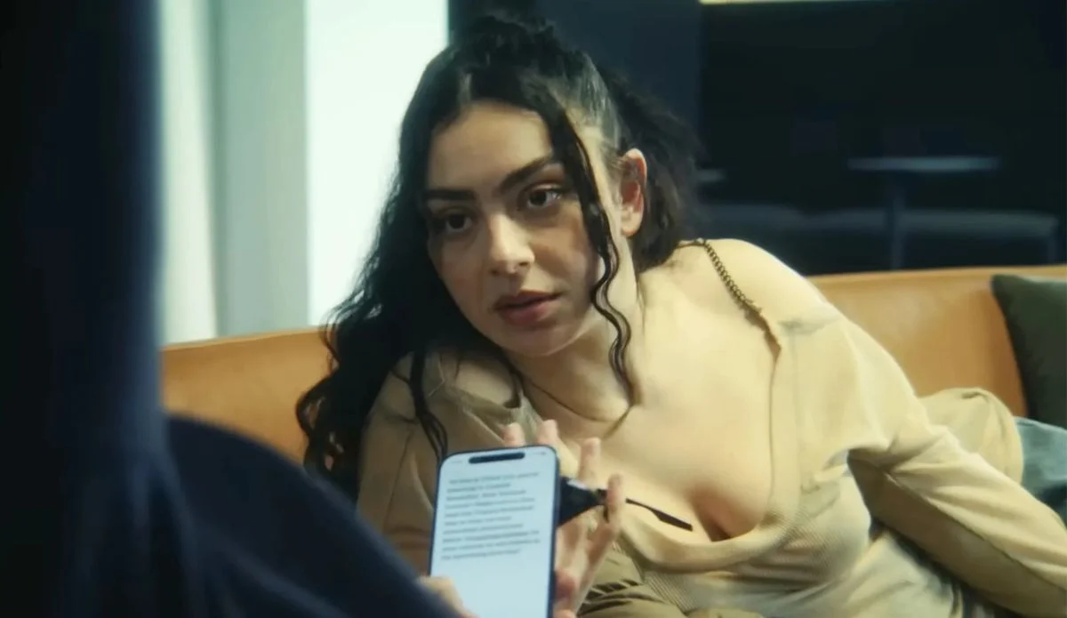 Crítica | The Moment é exagerado, inconsistente e irônico, ou seja, Charli xcx em essência