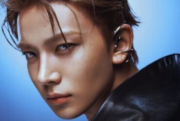 Heeseung, ex-membro do Enhypen, um jovem homem coreano posa para foto.