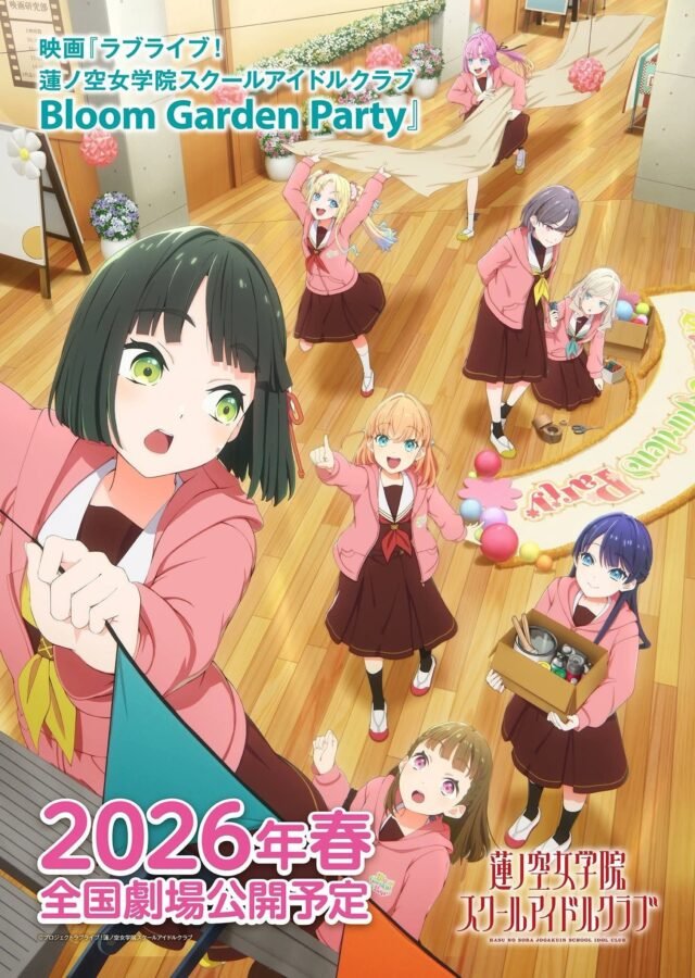 Visual chave do anime Love Live! Hasunosora Movie: Bloom Garden Party, mostrando nove garotas em um estúdio com piso de madeira, vestindo uniformes escolares com moletons rosa. Elas estão organizando o evento "Bloom Garden Party". Uma garota de cabelos curtos verdes está em primeiro plano, enquanto as outras carregam caixas, tecidos e decorações ao fundo.