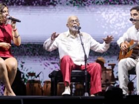 Gilberto Gil ao lado dos netos Flor e Bento Gil