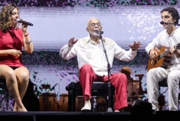 Gilberto Gil ao lado dos netos Flor e Bento Gil