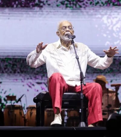 Gilberto Gil ao lado dos netos Flor e Bento Gil