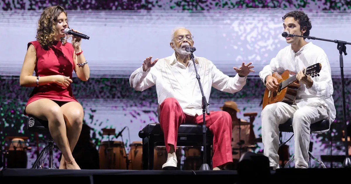 Gilberto Gil ao lado dos netos Flor e Bento Gil