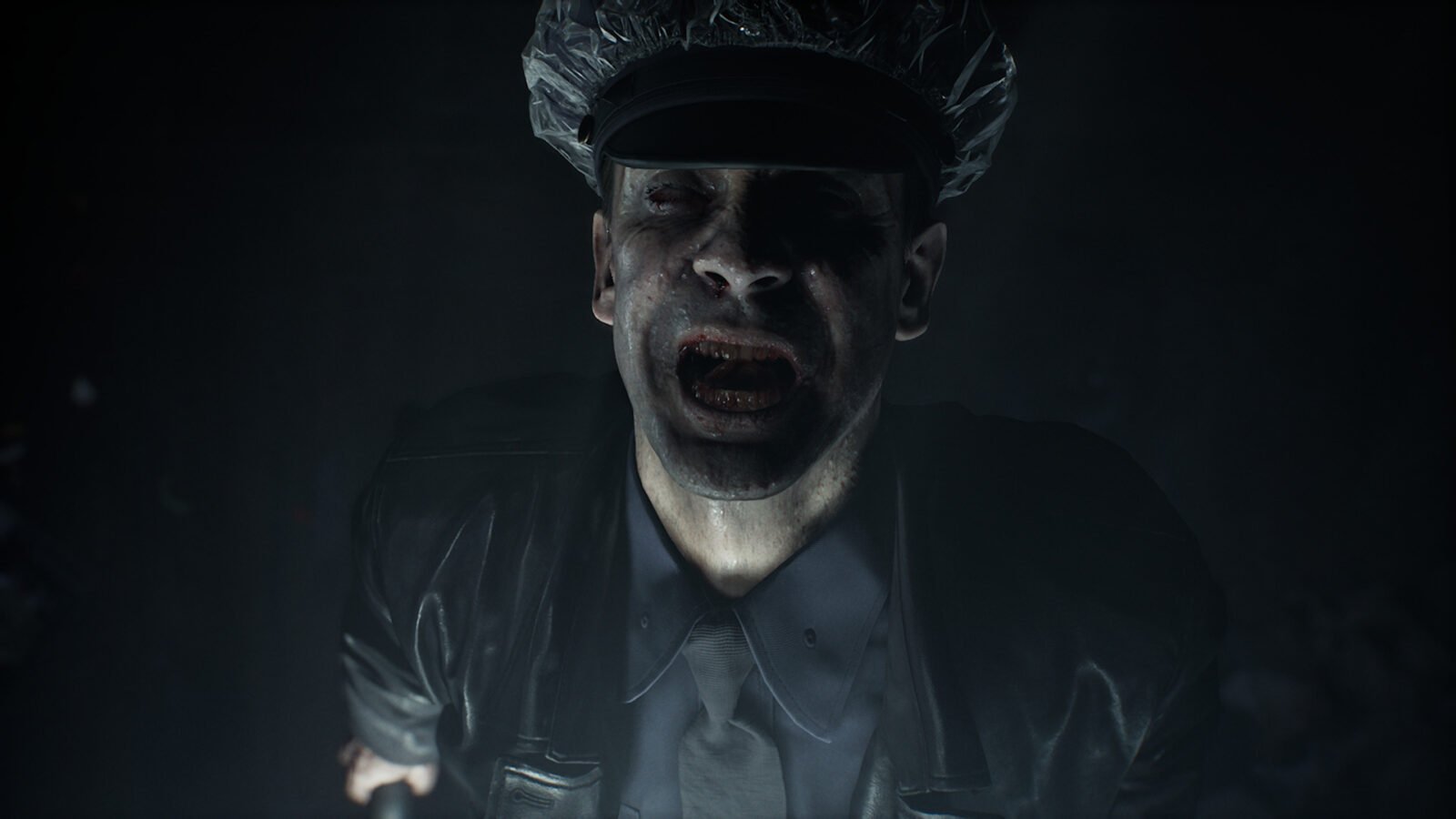 Close-up frontal de um policial zumbi em um ambiente escuro. Ele está com a boca aberta em um grito silencioso, revelando dentes podres e gengivas ensanguentadas. Ele usa um quepe de oficial coberto por uma capa de chuva plástica transparente. A iluminação é dramática, vinda de baixo, destacando a pele pálida e ferida.