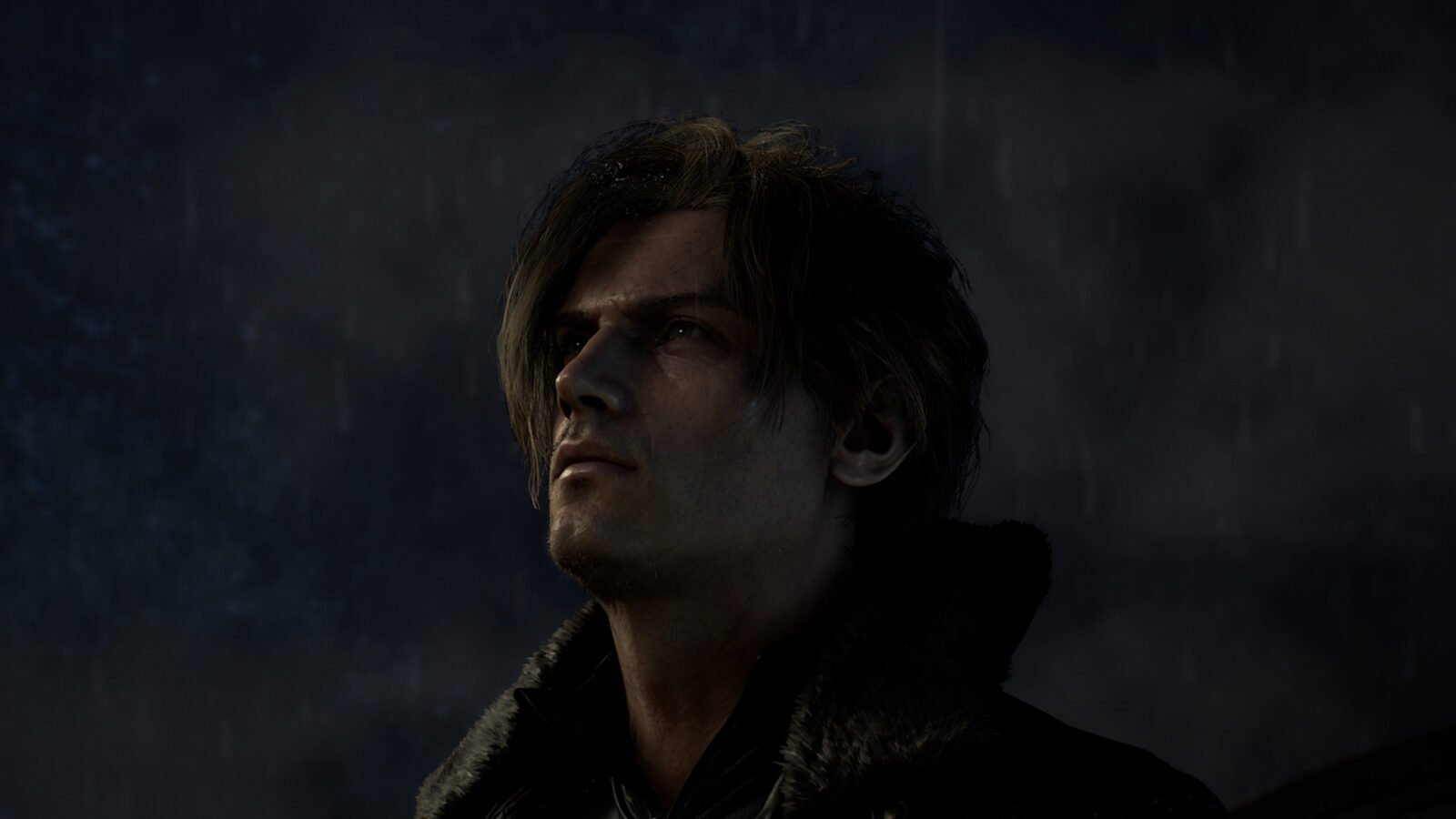 Leon S. Kennedy sob chuva leve. Ele olha para cima com uma expressão séria e resiliente contra um fundo escuro e nublado. A iluminação destaca as gotas de água em seu cabelo e a textura da gola de pele de sua jaqueta.