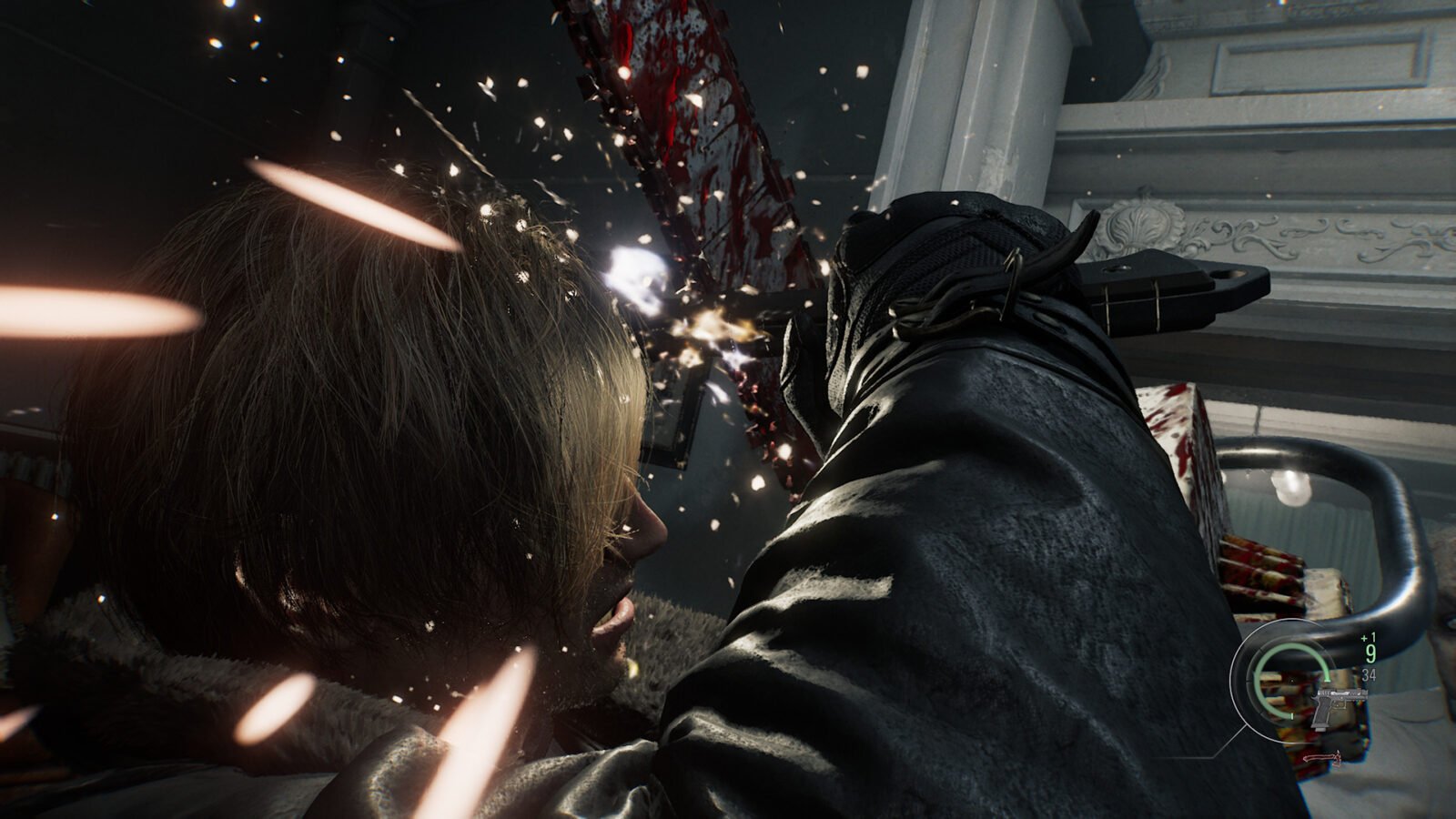 Close-up de Leon S. Kennedy bloqueando uma motosserra ensanguentada com sua Machadinha Tática. Faíscas saltam do impacto entre o metal e a lâmina, enquanto o rosto de Leon mostra esforço extremo em um ambiente escuro e gótico.