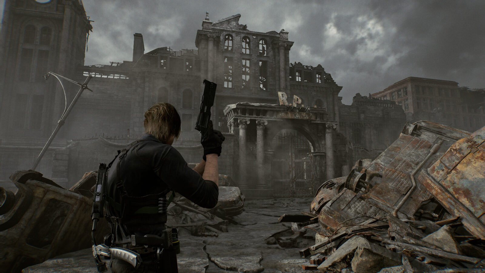 Leon S. Kennedy, visto de costas, observa as ruínas da Delegacia de Polícia de Raccoon (R.P.D.) sob um céu cinzento. Ele segura uma arma de grande porte, cercado por destroços de carros e entulho, em um cenário de destruição total.