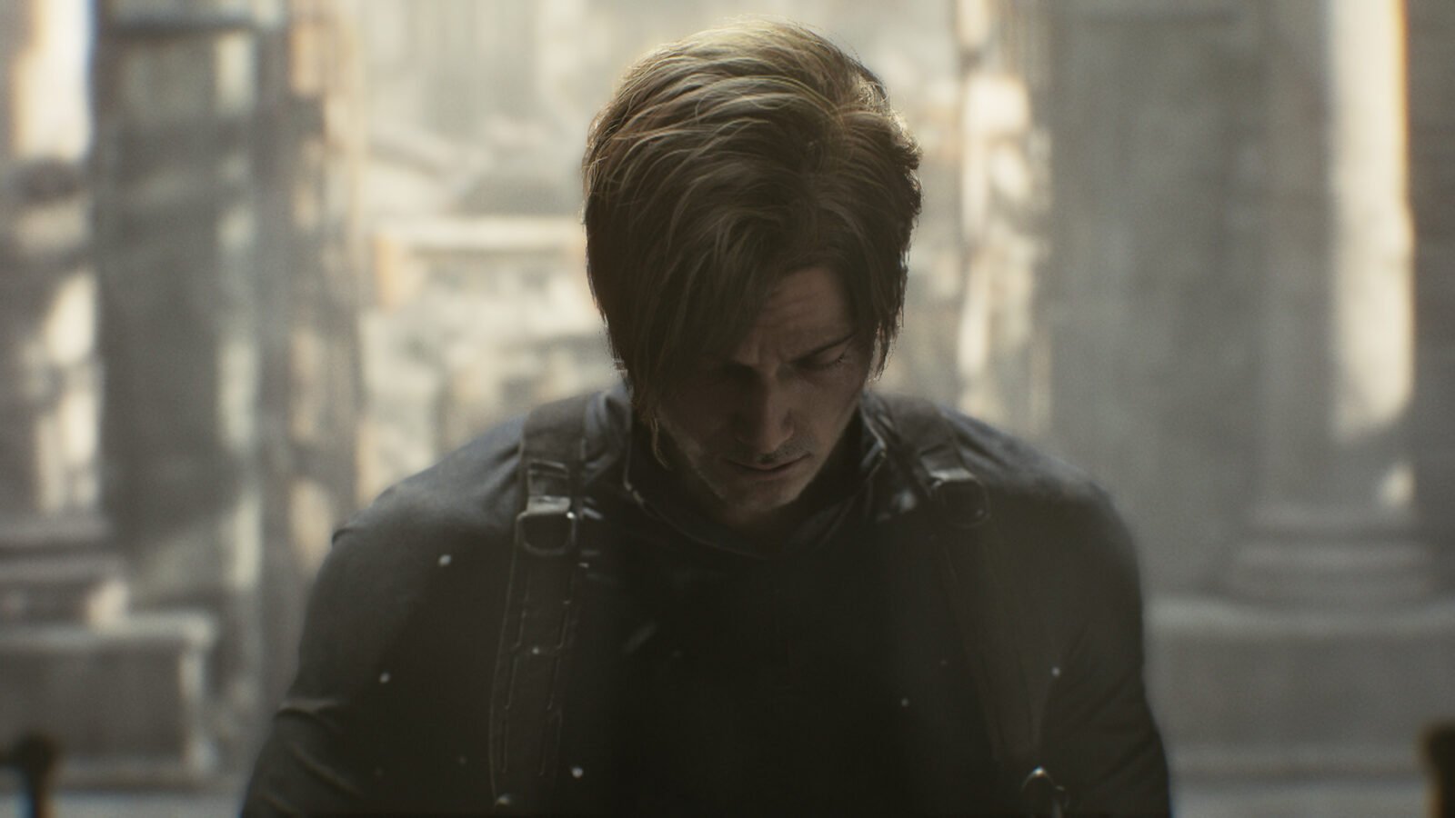 Leon S. Kennedy com a cabeça baixa e expressão sombria, nas ruínas claras e levemente desfocadas. de Raccoon City. Ele veste seu traje tático preto com coldres de ombro, e pequenas partículas de poeira ou neve flutuam ao seu redor sob uma luz suave.