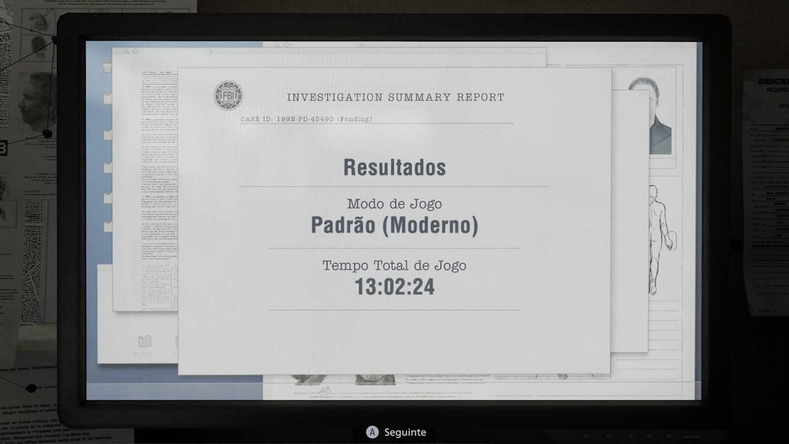 Captura de tela de um monitor exibindo um relatório de investigação do FBI com os resultados finais da primeira jogatina. O documento central informa o modo de jogo "Padrão (Moderno)" e o tempo total de 13:02:24. Ao fundo, veem-se pastas de arquivos.