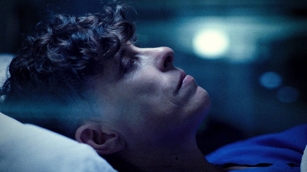 Crítica | Embaixo da Luz de Neon e o corpo como rascunho