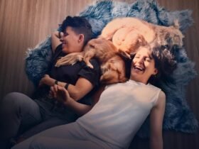 Crítica | Embaixo da Luz de Neon e o corpo como rascunho