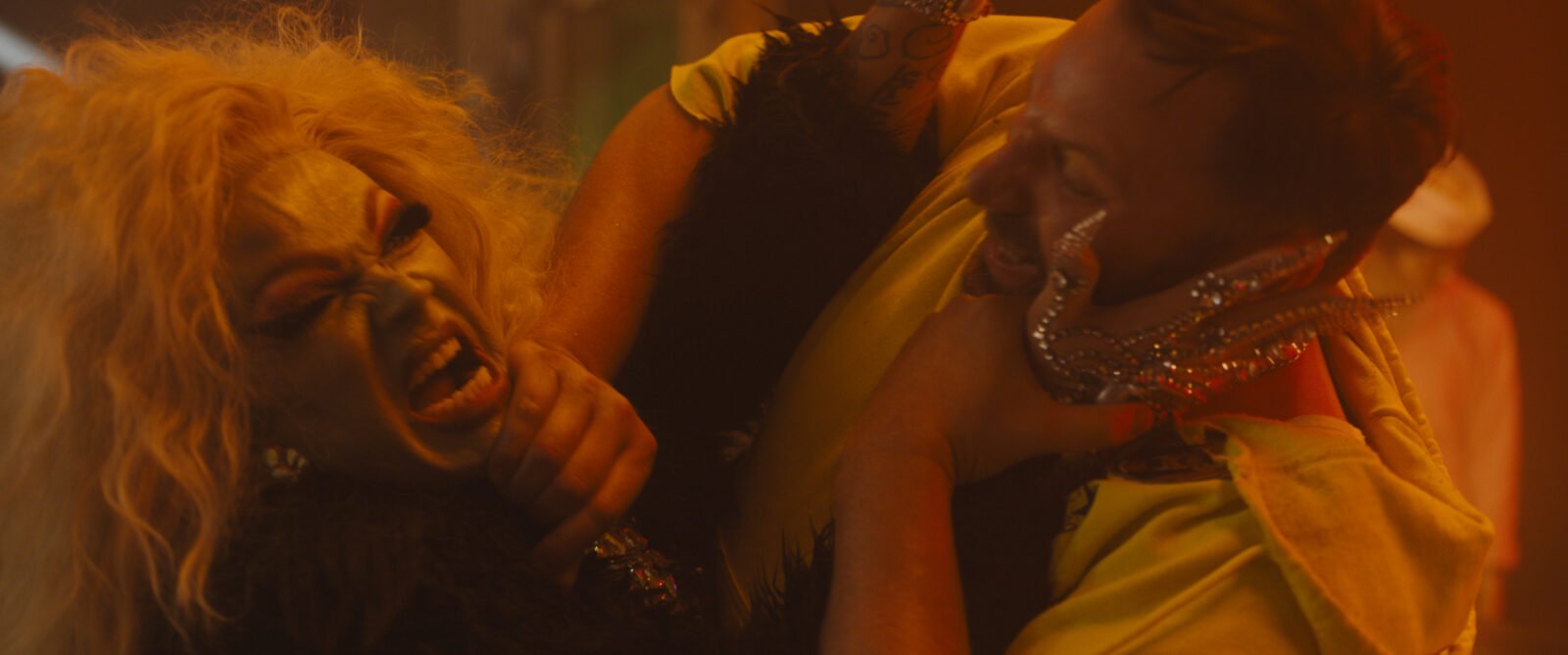 Crítica | Queens Of The Dead: talvez zumbis sejam figuras queer