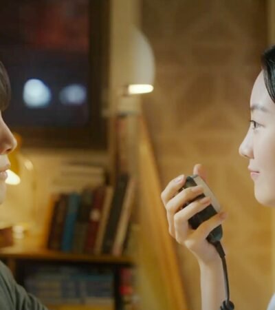 Crítica | Ditto: Conexões do Amor junta um rádio velho e dois corações desafinados no tempo