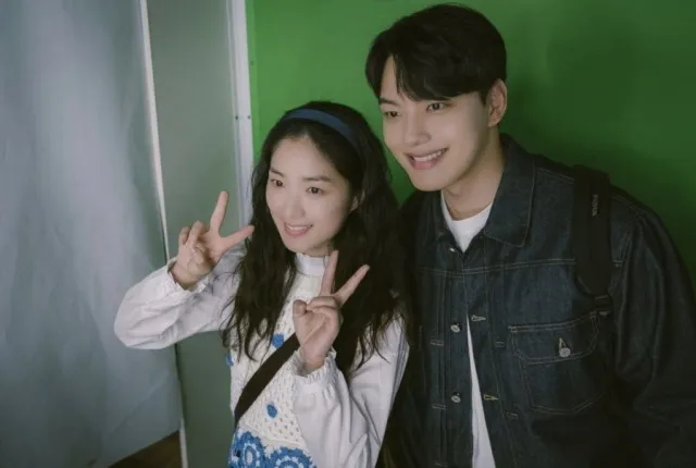 Crítica | Ditto: Conexões do Amor junta um rádio velho e dois corações desafinados no tempo