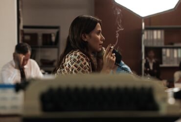 Crítica | A Conspiração Condor usa o jornalismo como performance e a paranoia como caricatura