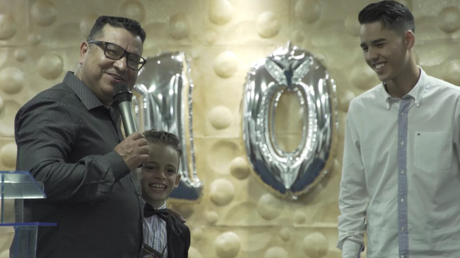 Crítica | Entre o terno e a ring light, 'A Voz de Deus' é um retrato educado de infâncias não vividas