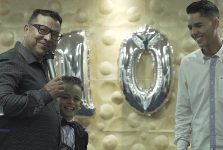 Crítica | Entre o terno e a ring light, 'A Voz de Deus' é um retrato educado de infâncias não vividas