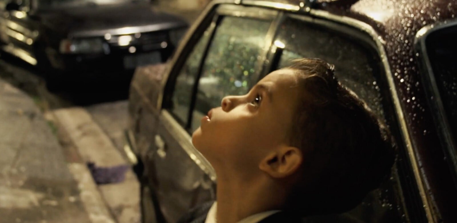 Crítica | Entre o terno e a ring light, 'A Voz de Deus' é um retrato educado de infâncias não vividas