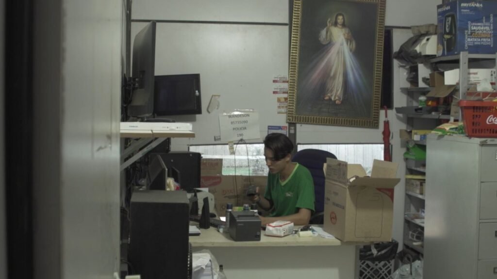 Crítica | Entre o terno e a ring light, 'A Voz de Deus' é um retrato educado de infâncias não vividas