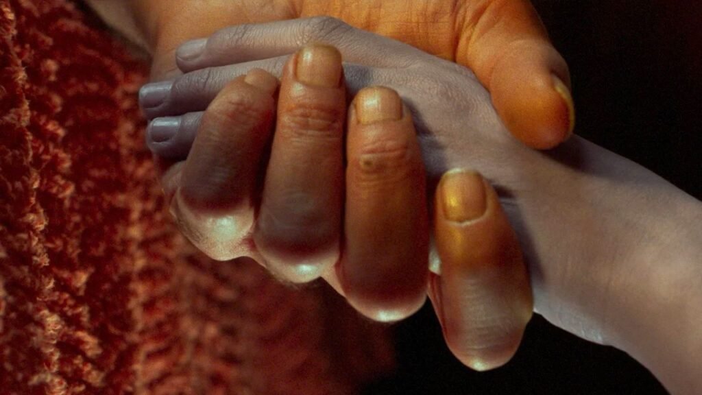 Crítica | Em 'Alpha', Julia Ducournau esculpe corpos mortos de pessoas desesperadas por viver