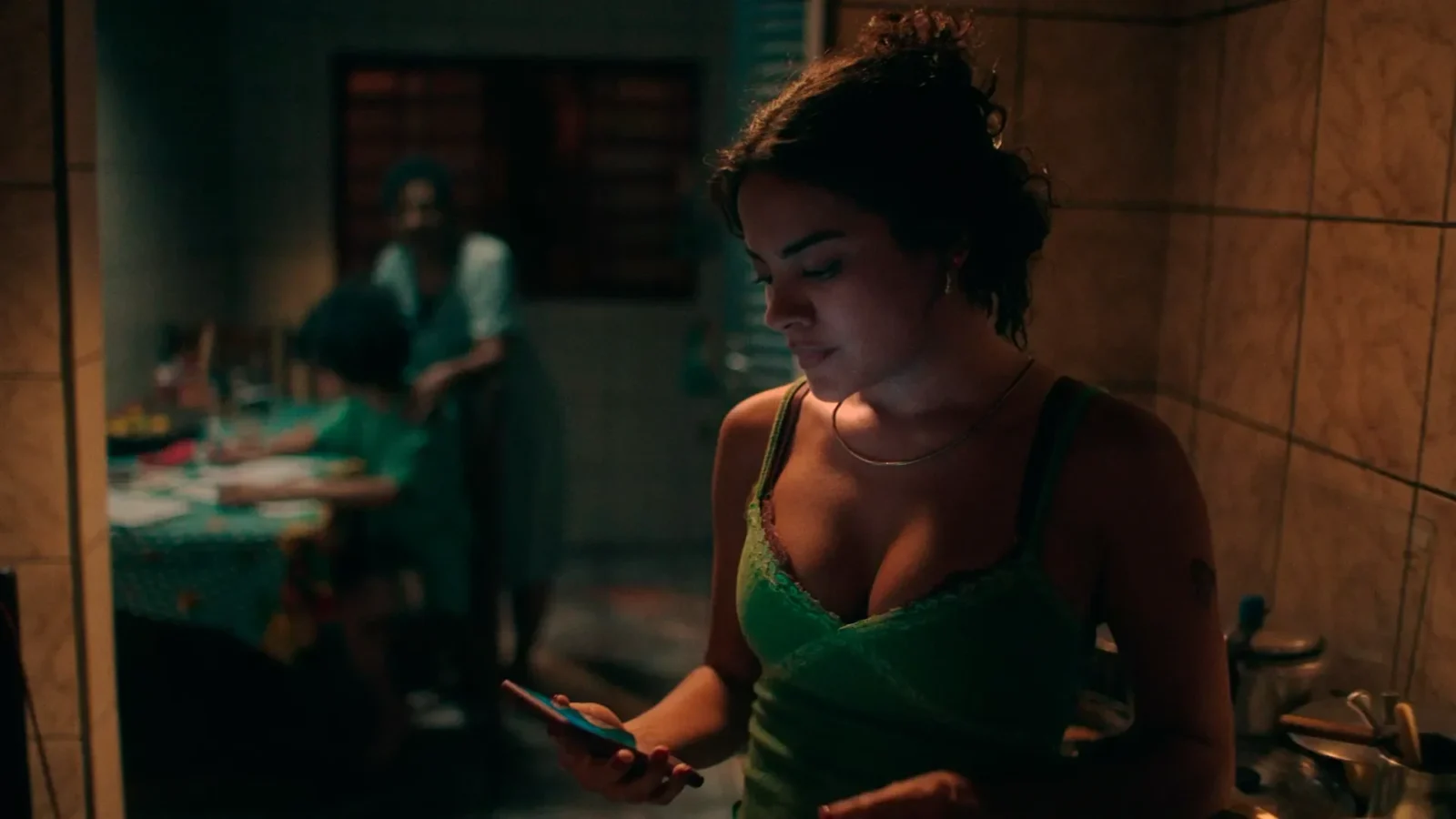 Crítica | Cinco Tipos de Medo entra no labirinto da violência encenada