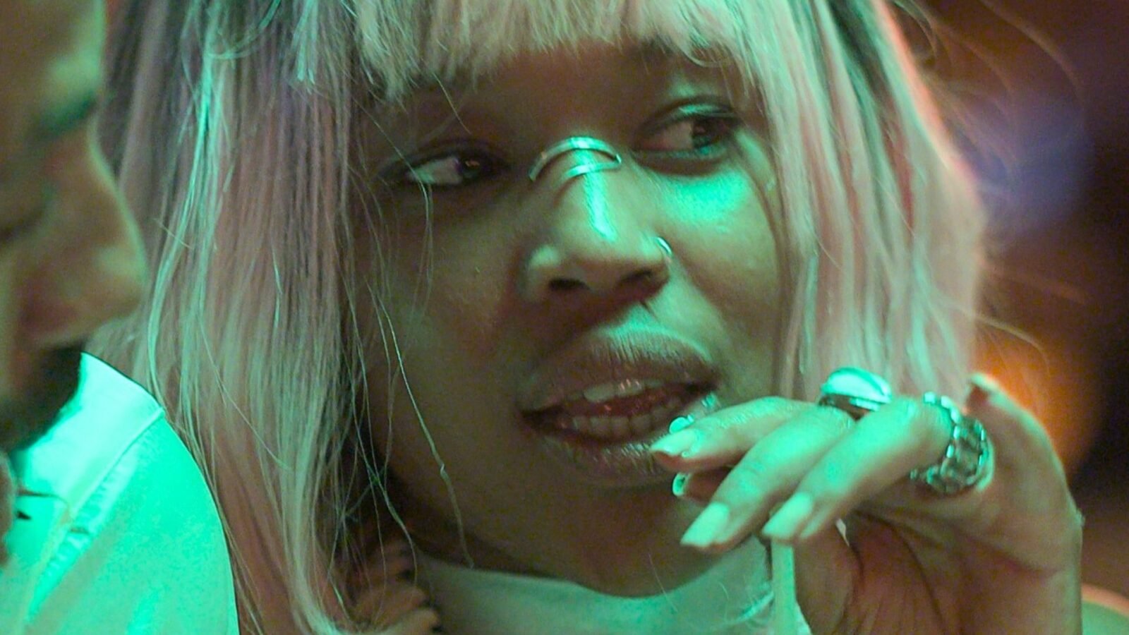 Crítica | 'O Riso e a Faca' abre um corte na carne do outro