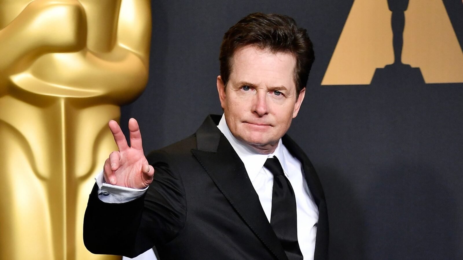 Michael J. Fox ironiza CNN após site publicar obituário por engano