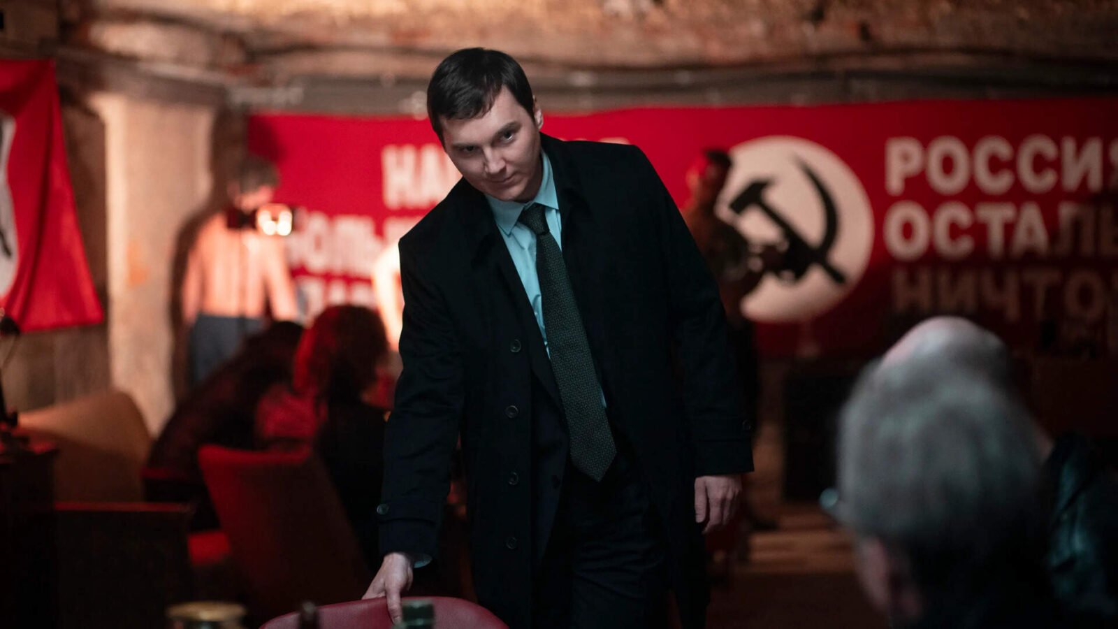 Crítica | O Mago do Kremlin caminha entre o fascínio e uma gélida narrativa esvaziada