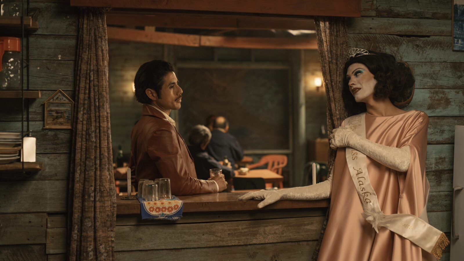 Crítica | Violência, afeto e o fim da inocência em 'O Olhar Misterioso do Flamingo'