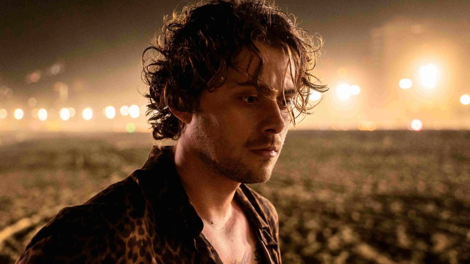 Crítica | Ruas da Glória e o retrato esgotado de um protagonista queer à deriva