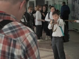 Crítica | Um Zé Ninguém Contra Putin: O veneno silencioso no recreio dos Urais