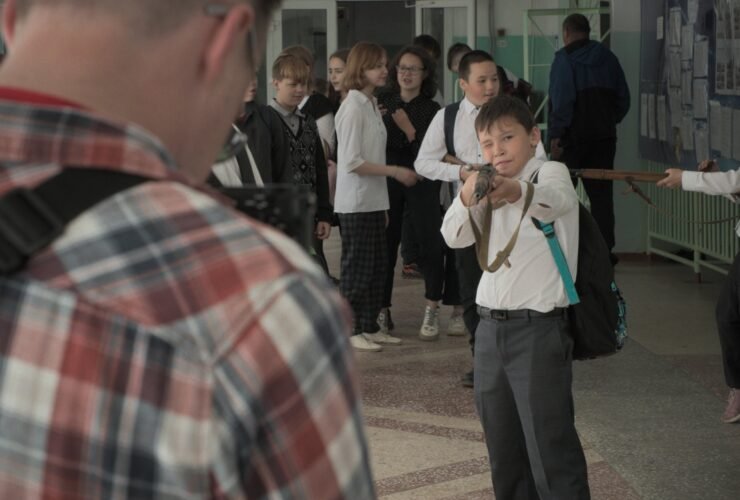 Crítica | Um Zé Ninguém Contra Putin: O veneno silencioso no recreio dos Urais