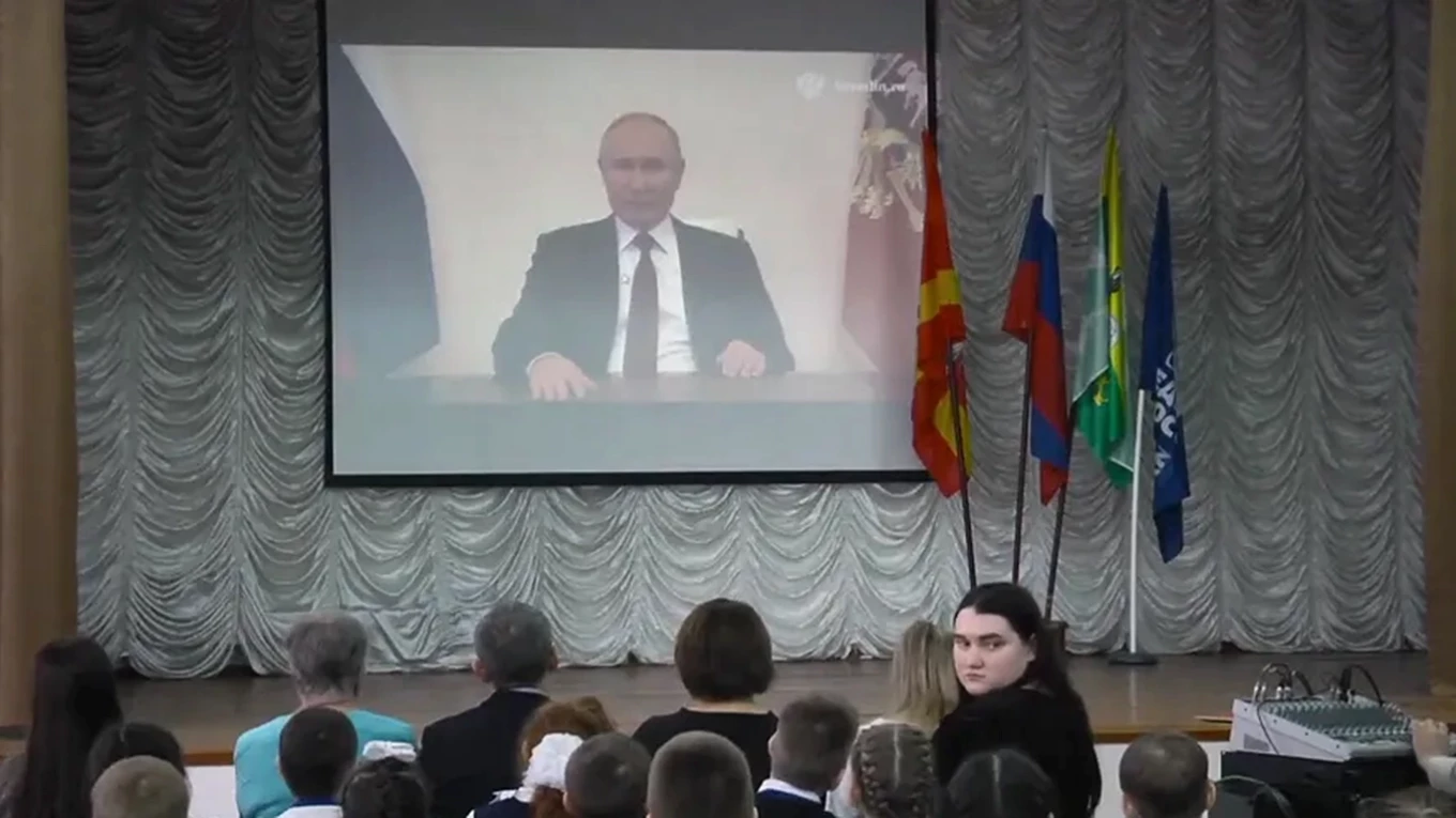 Crítica | Um Zé Ninguém Contra Putin: O veneno silencioso no recreio dos Urais