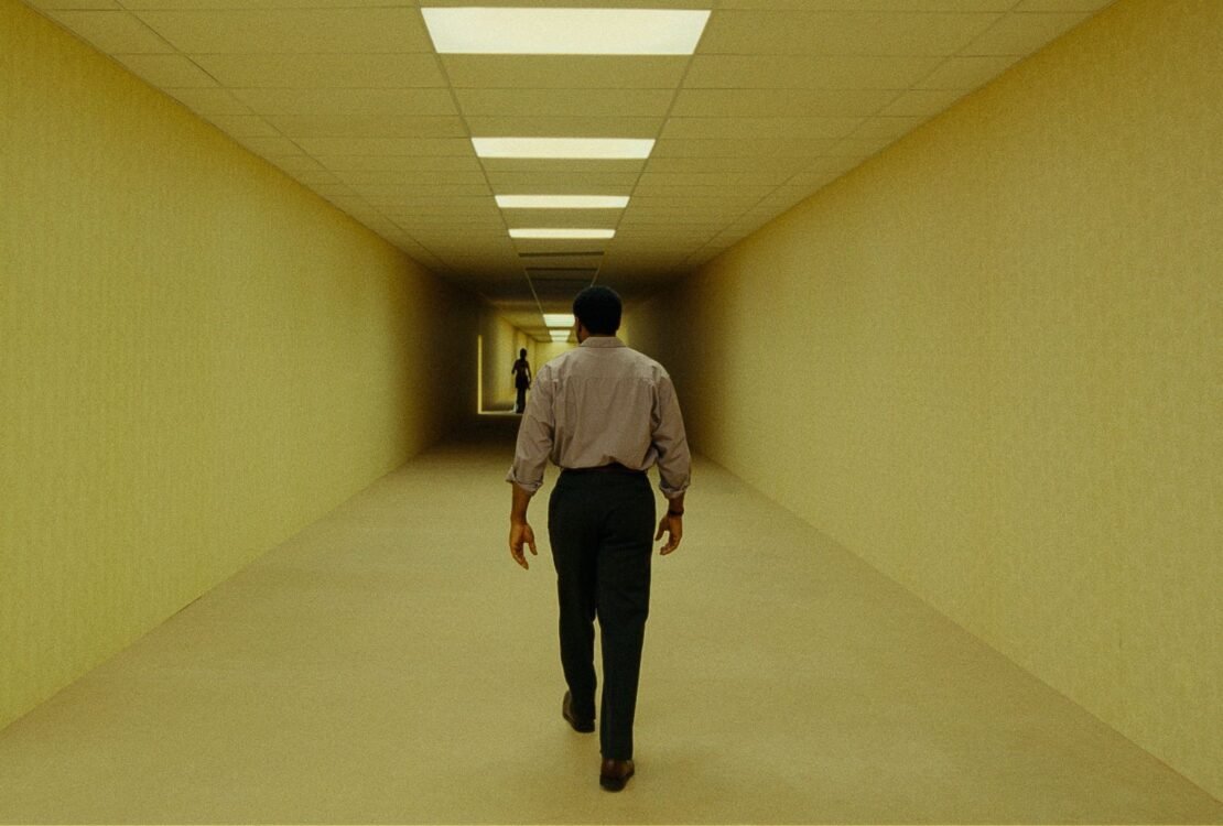 Crítica | Backrooms: Um Não-Lugar e o terror de existir em corredores sem saída