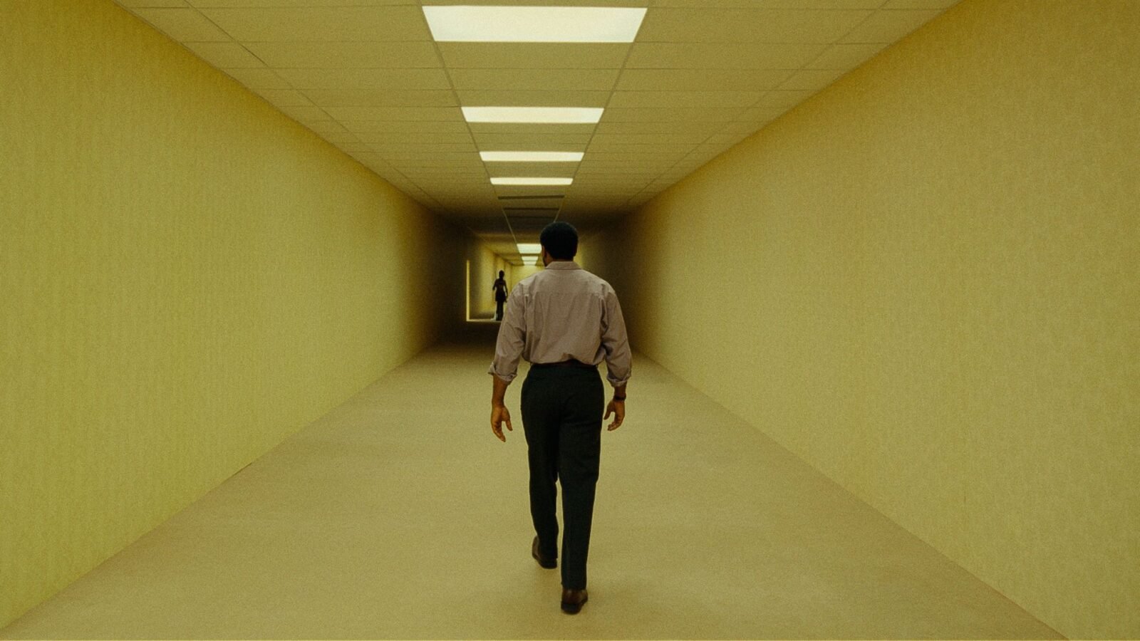 Crítica | Backrooms: Um Não-Lugar e o terror de existir em corredores sem saída