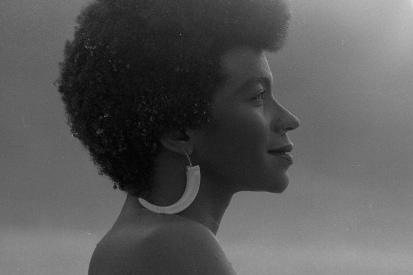 Crítica | 'Alma Negra - Do Quilombo ao Baile' revisita os bailes black como espaços de resistência e afeto