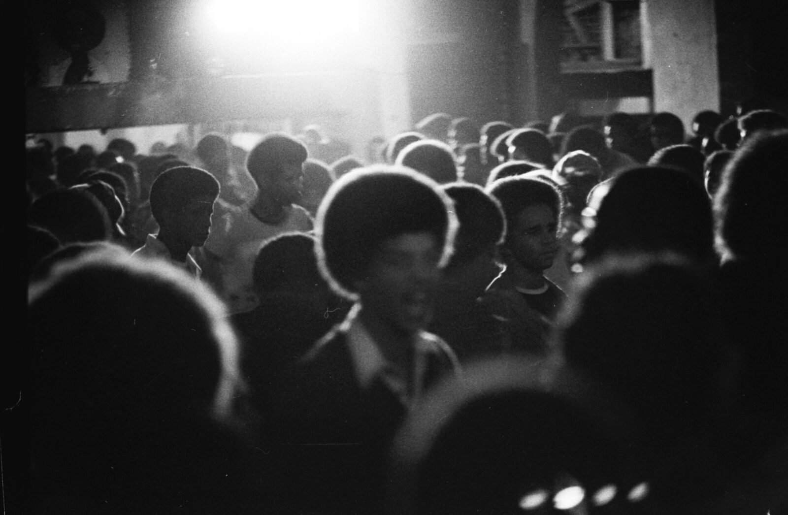 Crítica | 'Alma Negra - Do Quilombo ao Baile' revisita os bailes black como espaços de resistência e afeto