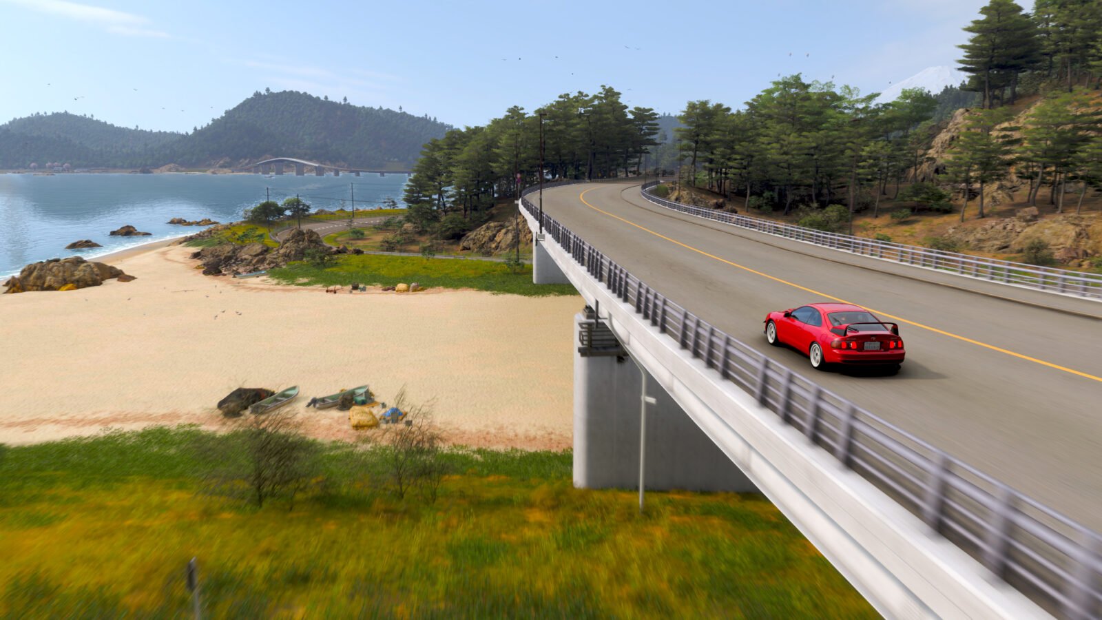 Um carro de corrida vermelho vibrante cruza uma ponte elevada sobre uma enseada costeira isolada. A ponte faz uma curva suave em direção a uma floresta de pinheiros e colinas ondulantes. Abaixo, uma praia de areia branca intocada acaricia a água azul-clara, onde barcos a remo descansam. Uma segunda ponte mais distante pode ser vista no horizonte, com pássaros voando acima.