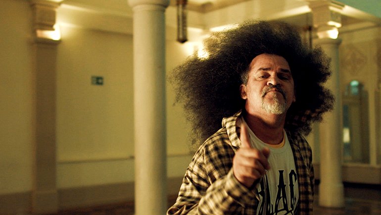 Crítica | 'Alma Negra - Do Quilombo ao Baile' revisita os bailes black como espaços de resistência e afeto