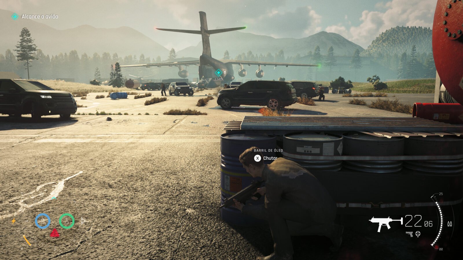 Captura de tela de ação em terceira pessoa do jogo 007 First Light. Em primeiro plano, Bond está agachado em cobertura atrás de barris azuis e cinzas, segurando uma submetralhadora com o contador indicando 22 balas. Um comando na tela diz "Barril de Óleo X Chutar". Ao fundo, em uma pista de pouso aberta cercada por montanhas e floresta, há vários SUVs pretos e um grande avião de carga militar com as turbinas acesas. No canto superior esquerdo, aparece o objetivo "Alcance o avião".