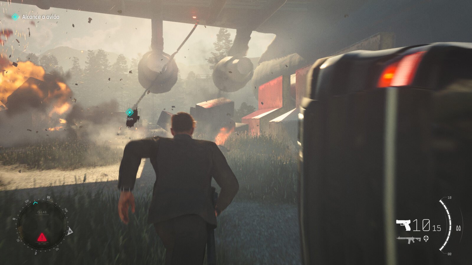 Captura de tela de ação intensa em 007 First Light. Bond é visto de costas, correndo em direção a um grande avião de carga militar que está logo à frente. À esquerda, uma grande explosão com fogo e destroços consome o cenário. À direita, parte da traseira de um veículo preto obstrui parcialmente a visão. No canto superior esquerdo os objetivos da missão.
