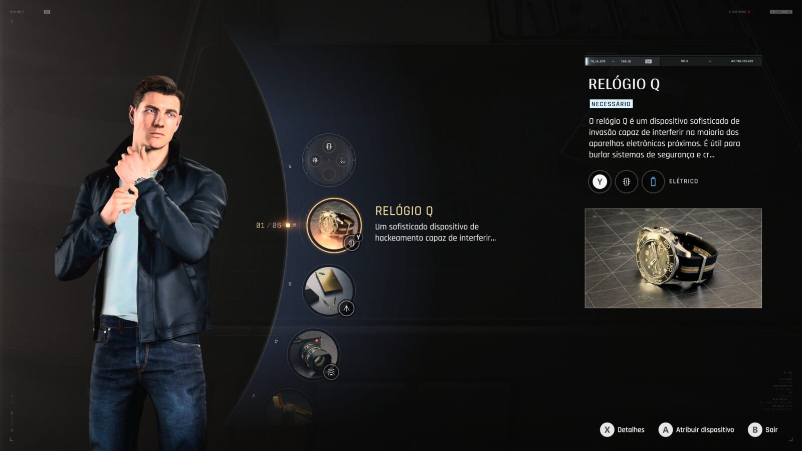 Captura de tela do menu de inventário do jogo em 007 First Light. À esquerda, o protagonista veste jaqueta escura e ajusta o relógio. À direita, a interface escura exibe a aba "Dispositivos" selecionada, mostrando a seção "Equipamentos" com três itens equipados: "Bracelete de Laser", "Relógio Q" e "Celular de Dardos". No centro, um indicador avisa "Compartimento para dispositivos ocupado: 3/3".