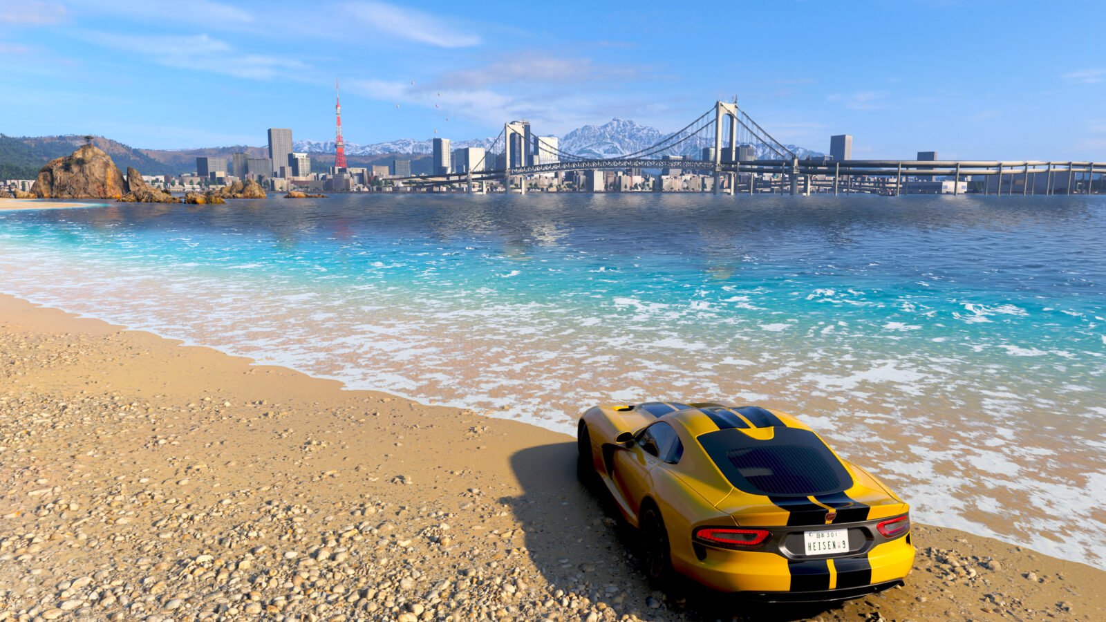 Uma visão traseira de um carro esportivo amarelo vibrante com listras de corrida pretas estacionado na areia de uma praia tropical. Ao fundo, uma ponte pênsil conecta uma cidade costeira inspirada em Tóquio a montanhas cobertas de neve sob um céu azul claro.
